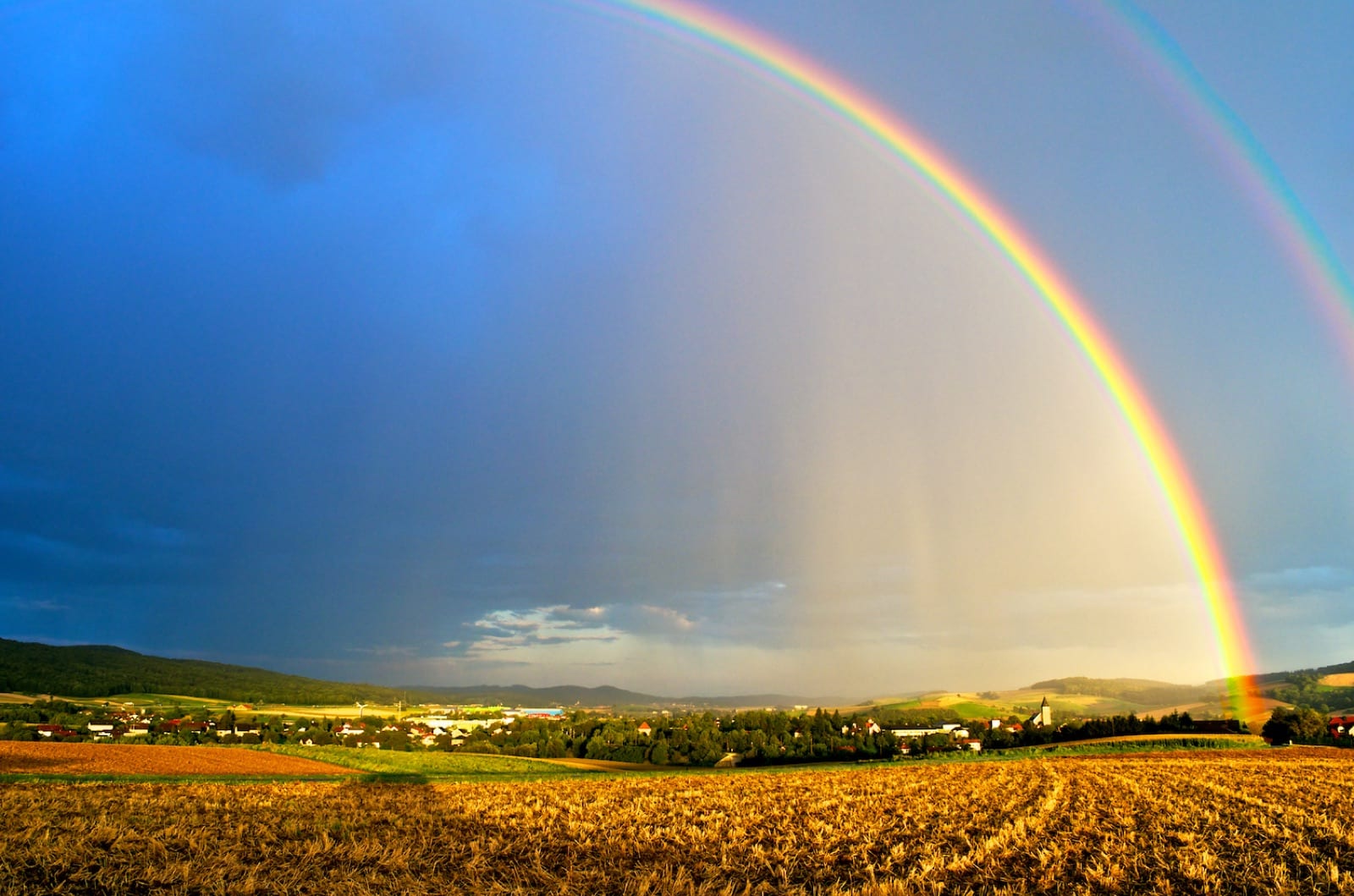 Regenbogen über einer Landschaft