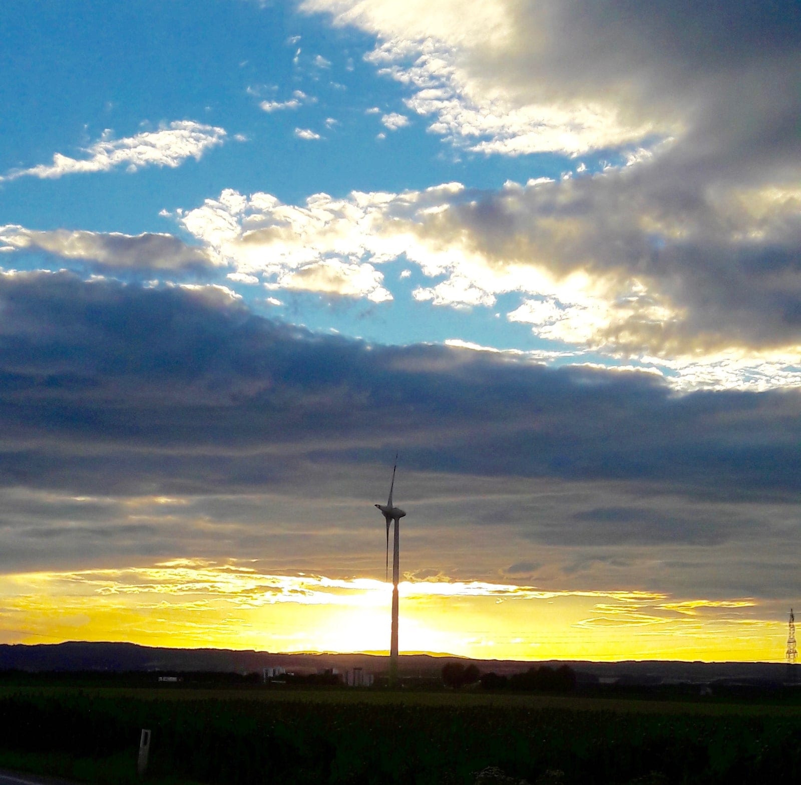 Himmel und Windrad bei St. Pölten