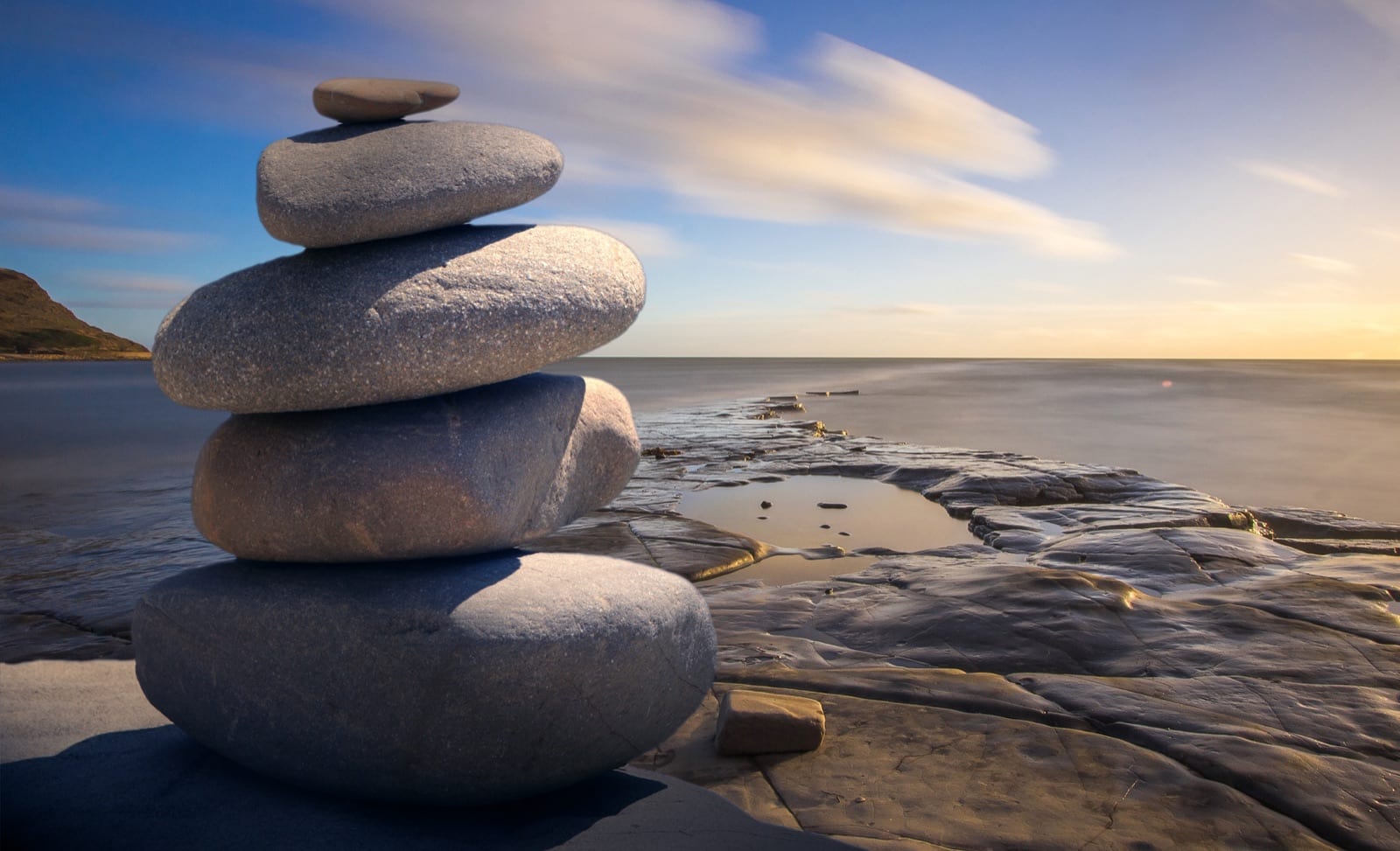 Steine am Meer als ruhiges Motiv